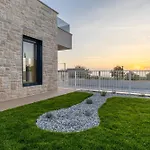 Sella Marron Villa Selina